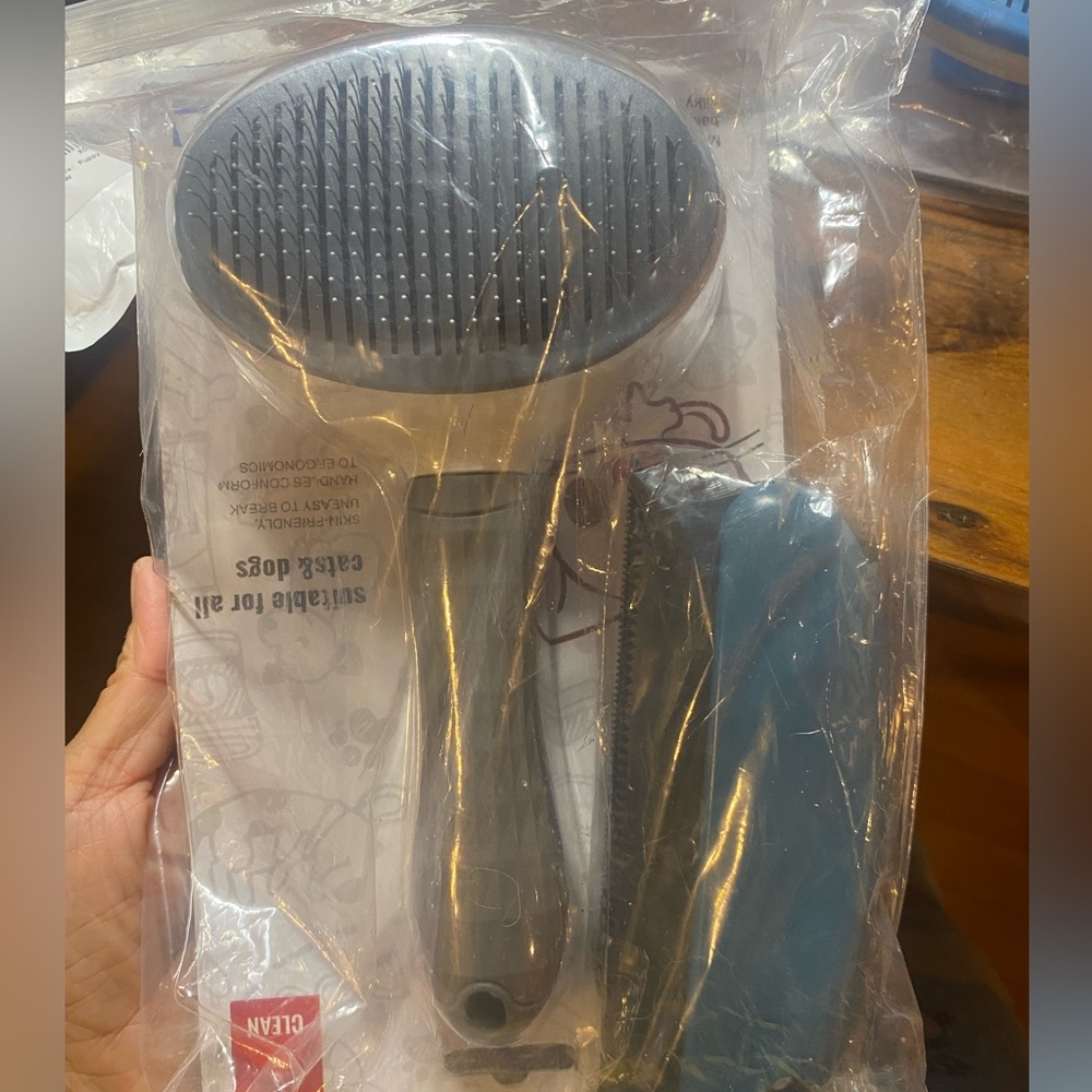 Cat/Dog Brush with extra comb pack